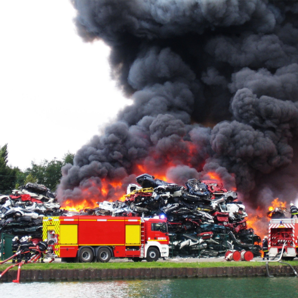 Löscharbeiten bei einem Großbrand auf einem Schrottplatz